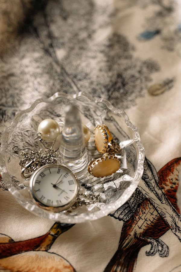 Discover modern styles in women's jewelry for timeless elegance